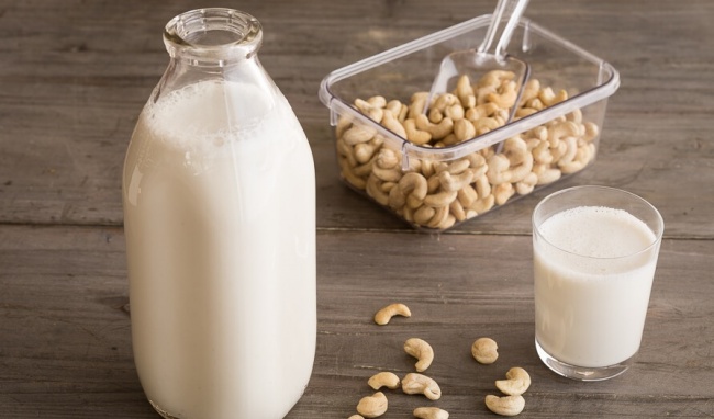 Sữa từ hạt điều được chế biến bằng máy làm sữa hạt