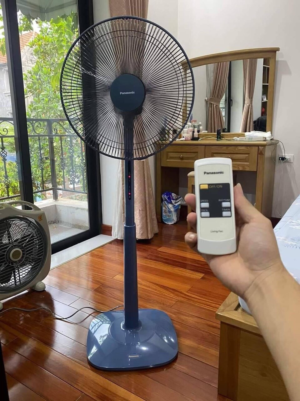 Quạt cây đứng Panasonic F-409K Màu đỏ