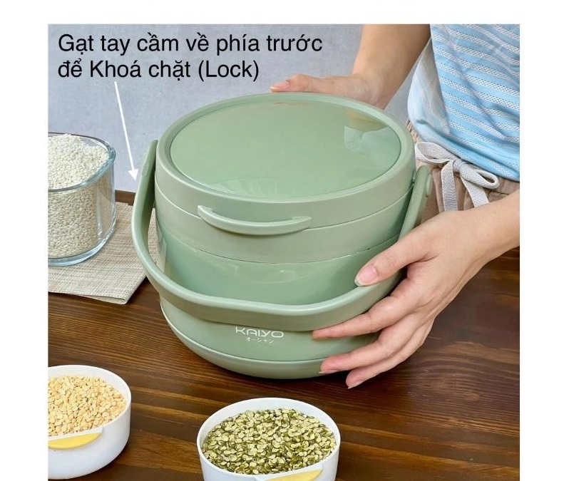 Gạt tay cầm để khóa chặt nồi