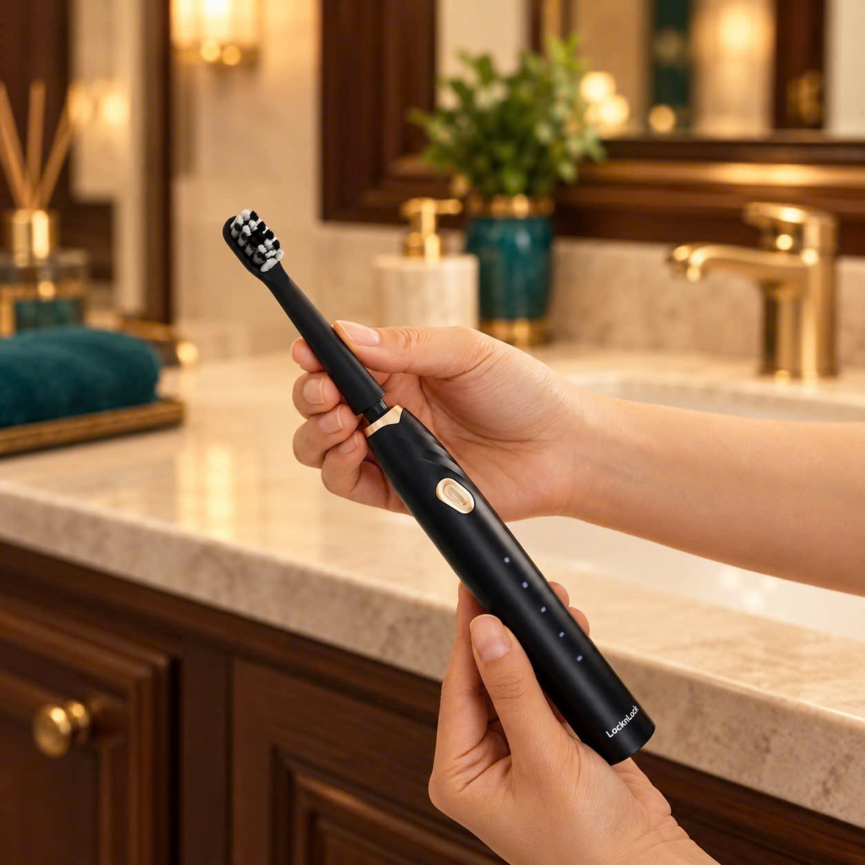 Bàn chải điện Lock&Lock ENR321 gồm 4 đầu chải tiện dụng