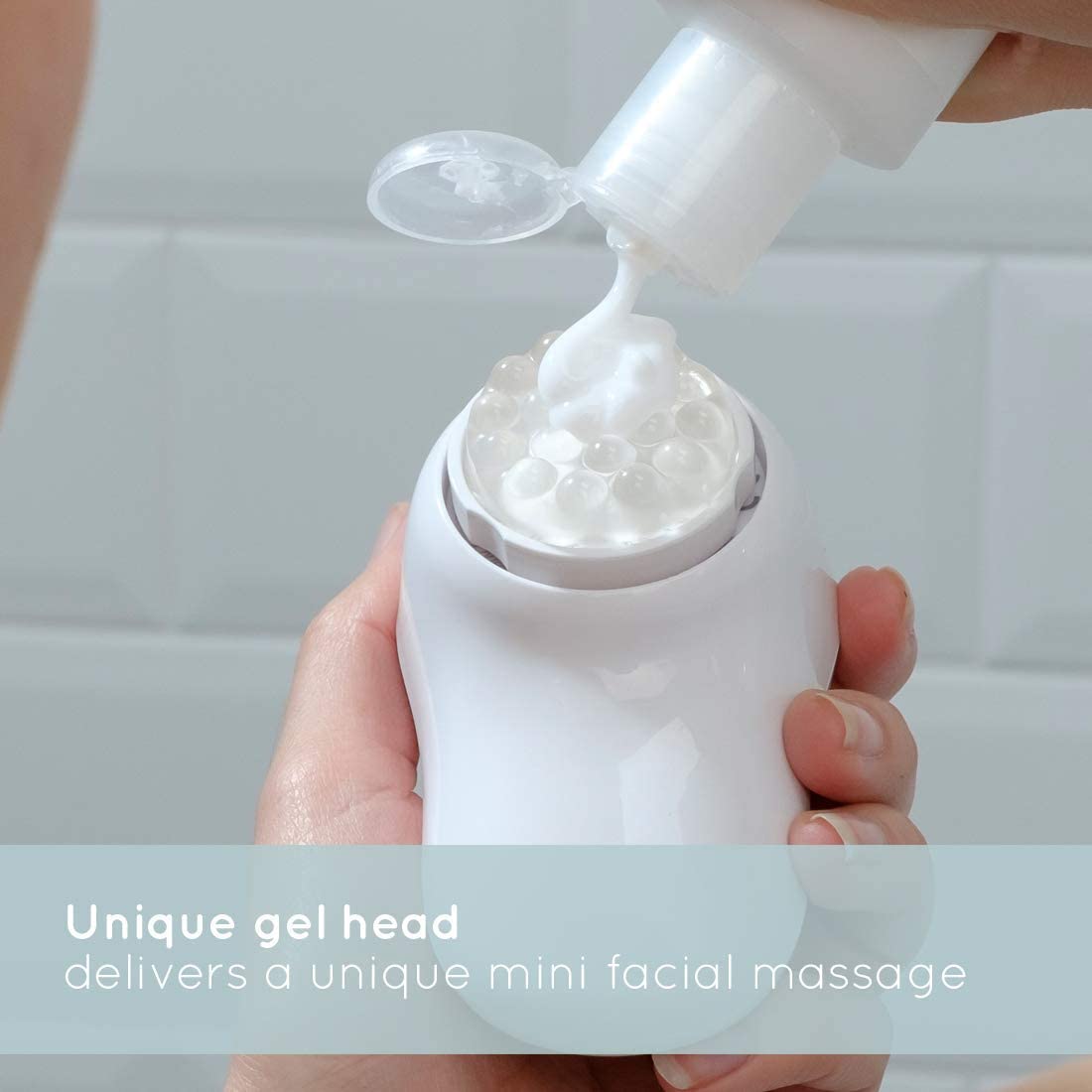 Sử dụng kết hợp kem dưỡng với đầu gel mềm massage của máy